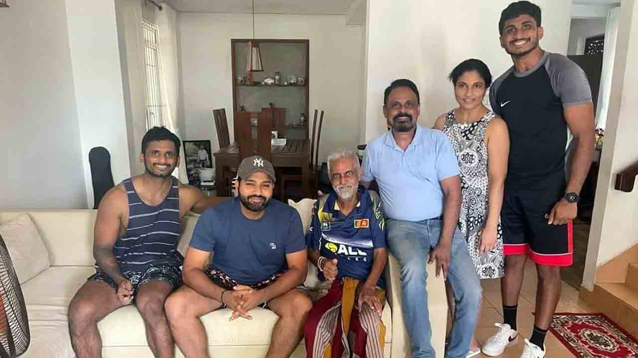 Rohit Sharma | శ్రీ‌లంక జ‌ట్టు వీరాభిమాని ఇంటికి వెళ్లిన భార‌త కెప్టెన్.. ఫొటోలు వైర‌ల్