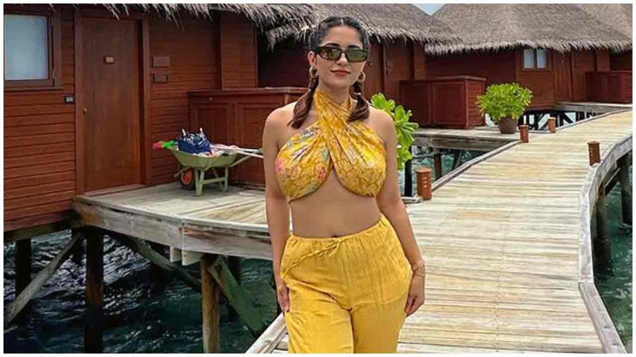 Ruhani Sharma | కిర్రాక్ పోజులతో మురిపిస్తున్న రుహనీ …