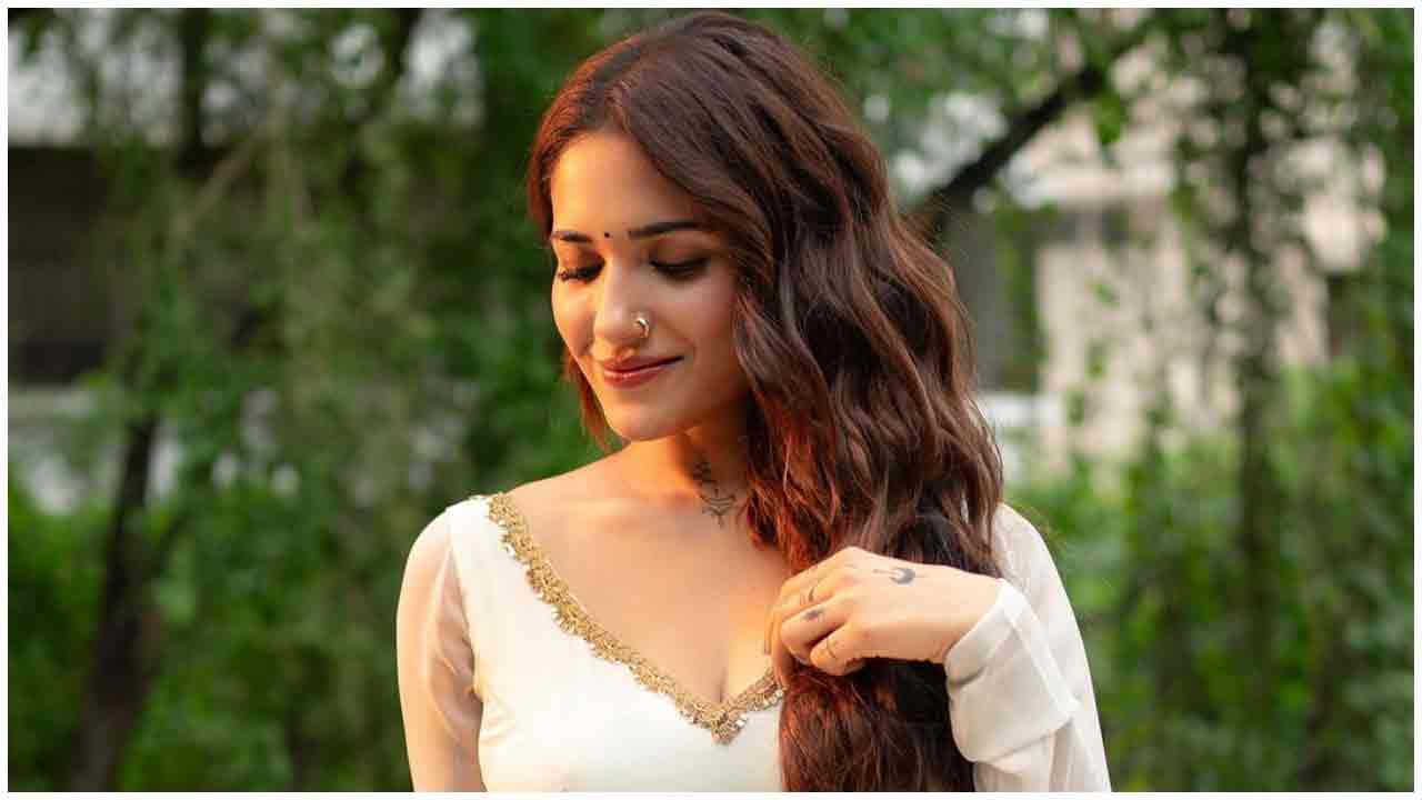 Ruhani Sharma | వైట్ కలర్ డ్రెస్‌లో సిగ్గులొలికిస్తున్న రుహనీ..