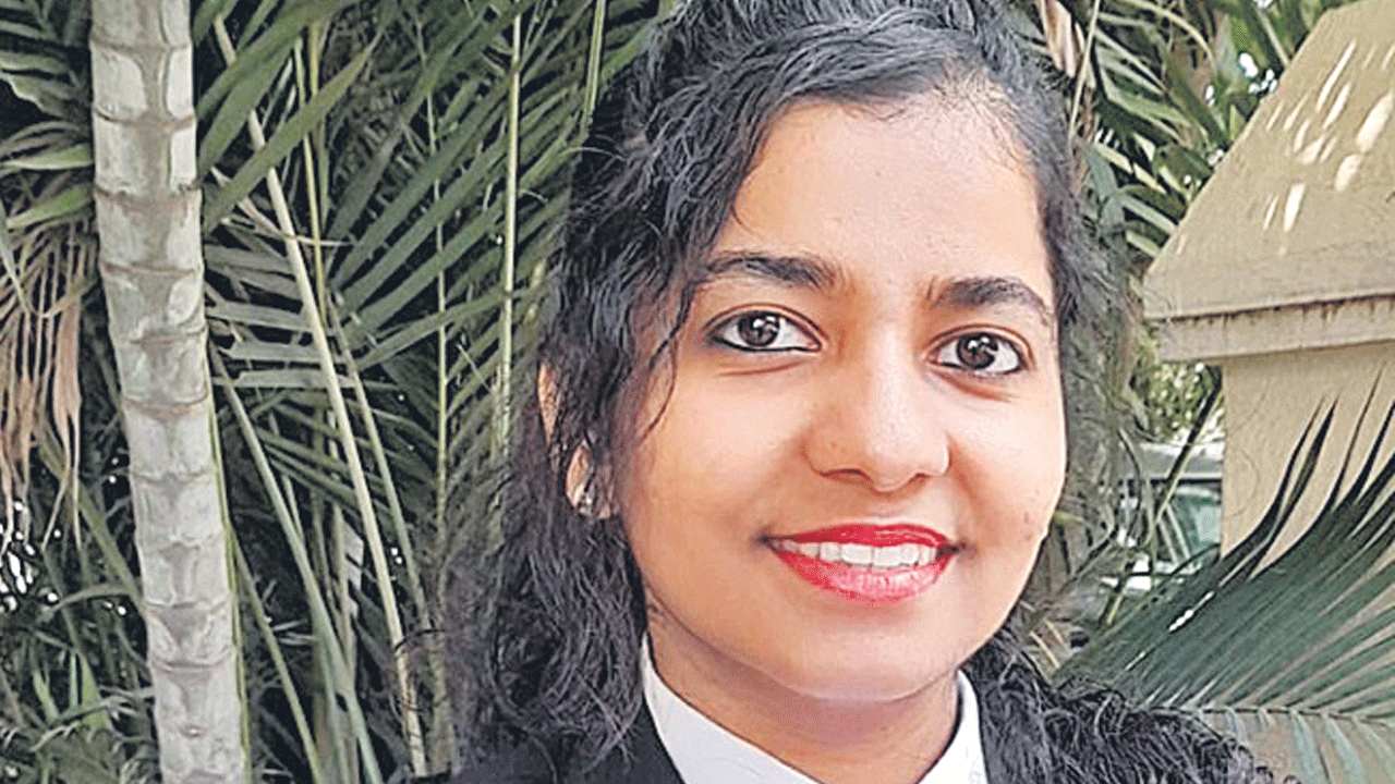 సైగల భాషతో దివ్యాంగ న్యాయవాది వాదనలు