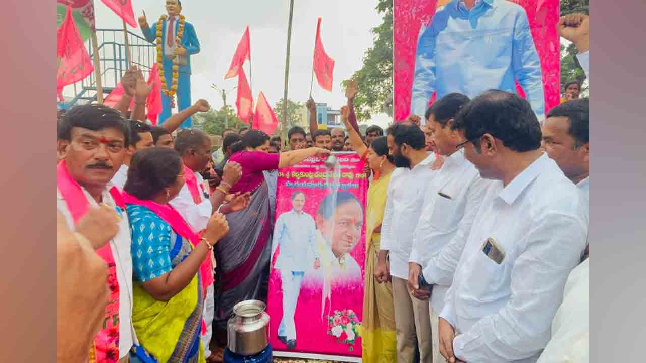 TS Minister Satyavathi Rathode | మ‌ల్లంప‌ల్లిలో సీఎం కేసీఆర్ చిత్ర‌ప‌టానికి మంత్రి స‌త్య‌వ‌తి రాథోడ్ క్షీరాభిషేకం!