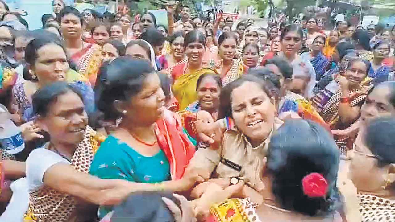 అమాయక అంగన్‌వాడీలను రెచ్చగొడుతున్నదెవరు? మహిళా ఎస్‌ఐపై అంగన్‌వాడీల దాడి