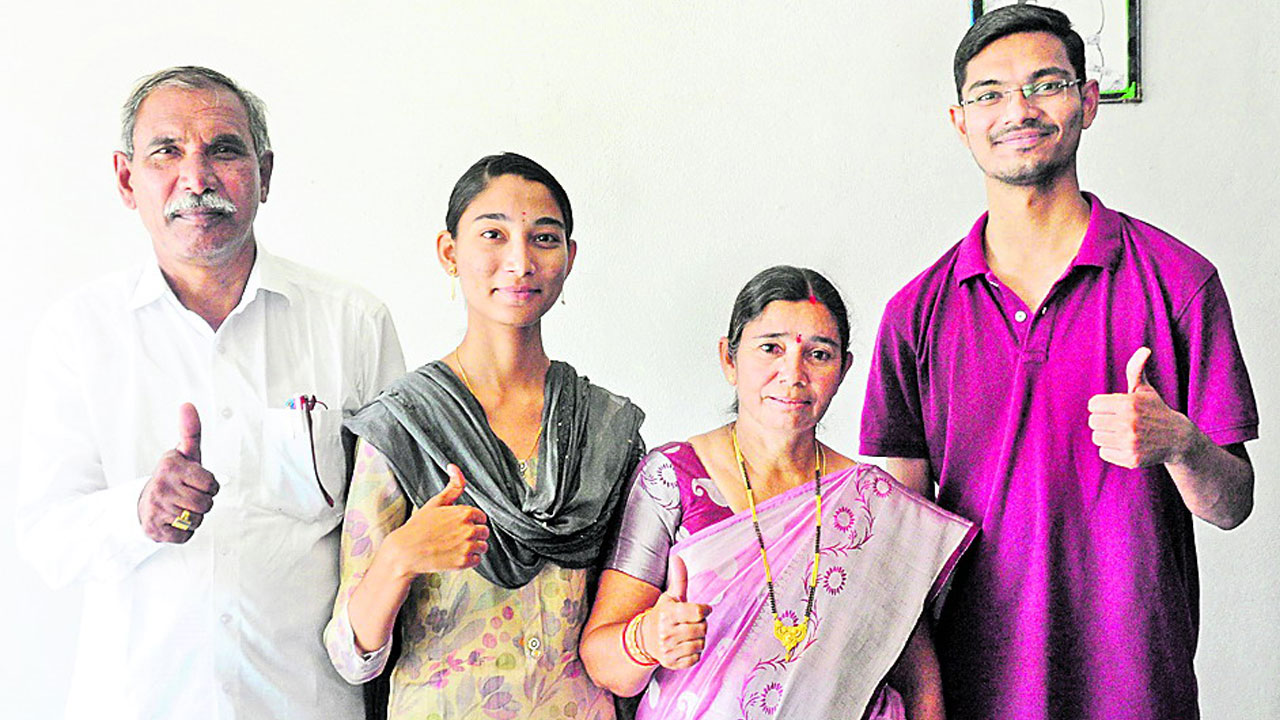 ఒకే కుటుంబంలో ముగ్గురు డాక్టర్లుQ