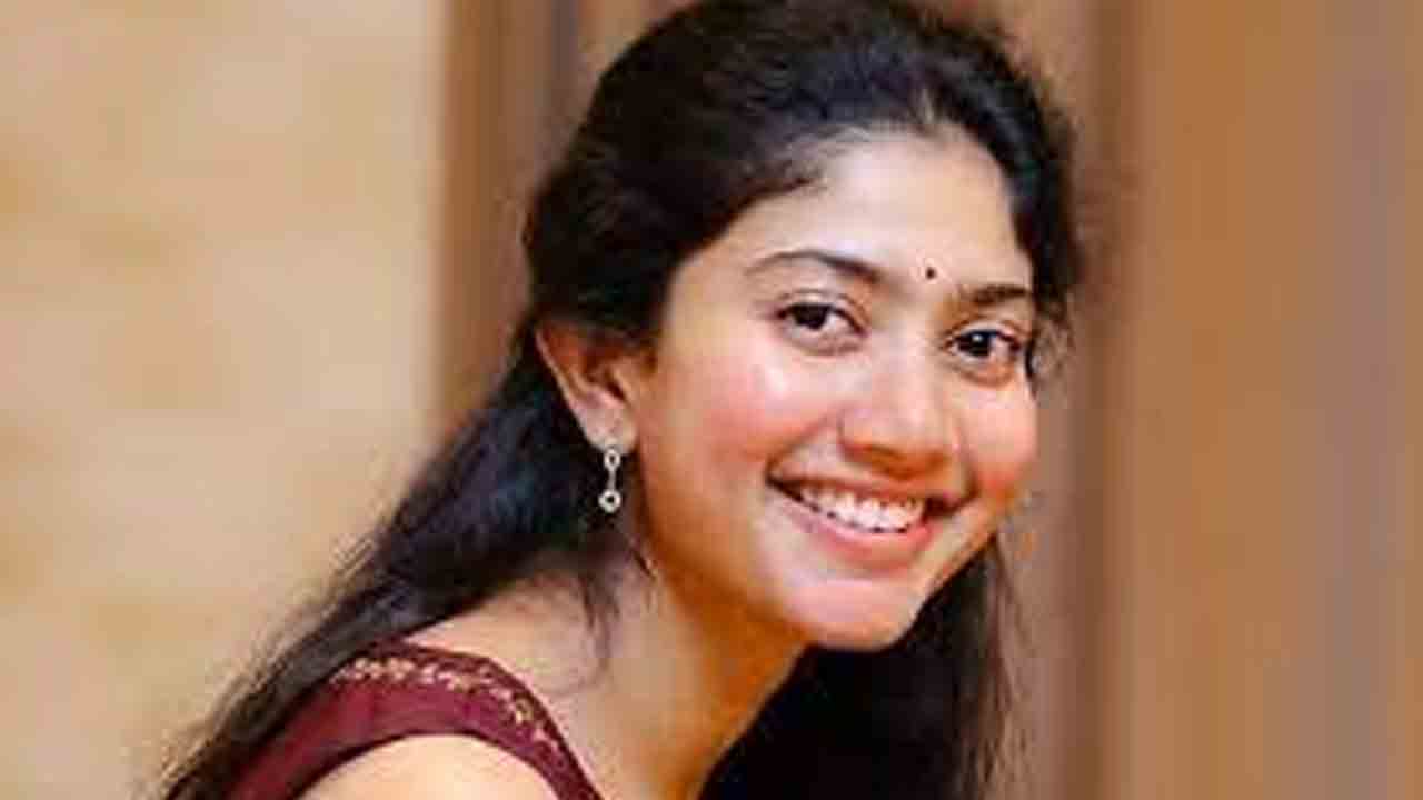 Sai pallavi |  నీచమైన చర్య.. గ్రూప్‌ ఫొటోను క్రాప్‌ చేసి.. దాని అర్థమే మార్చేసి, పెళ్లంటూ ప్రచారం: సాయిపల్లవి