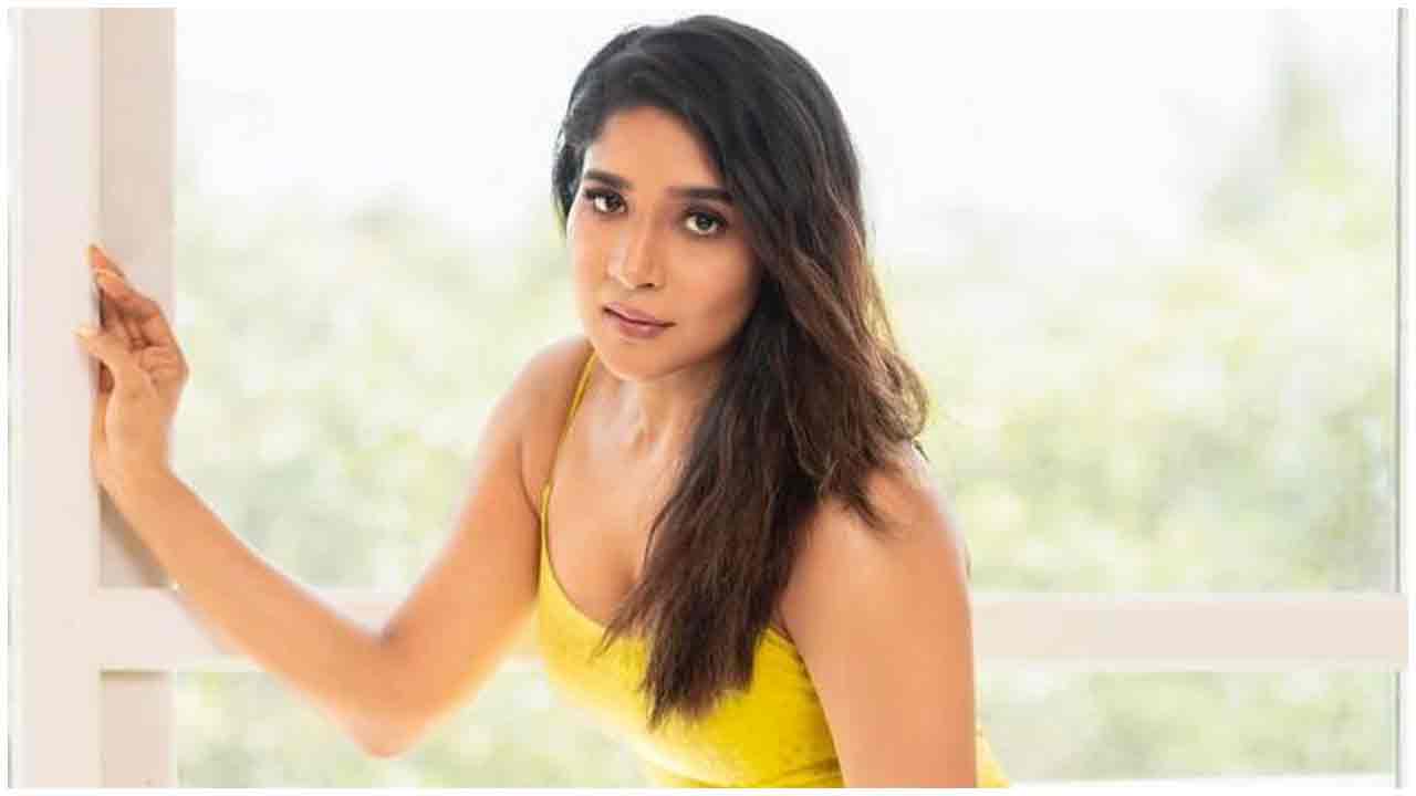 Sakshi Agarwal | చూపులతో చంపేస్తున్న సాక్షి అగర్వాల్..