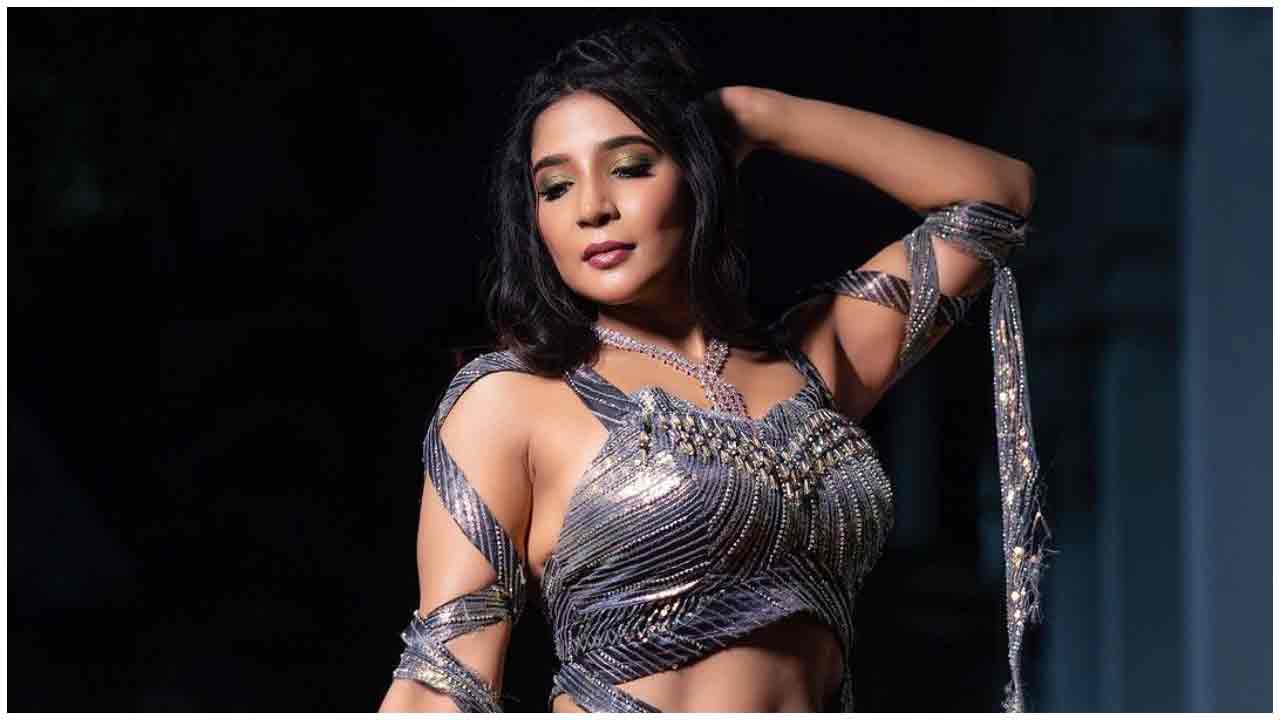 Sakshi Agarwal | కిర్రాక్ పోజులతో కుర్రకారు మనసు దోచేస్తున్న సాక్షి అగర్వాల్