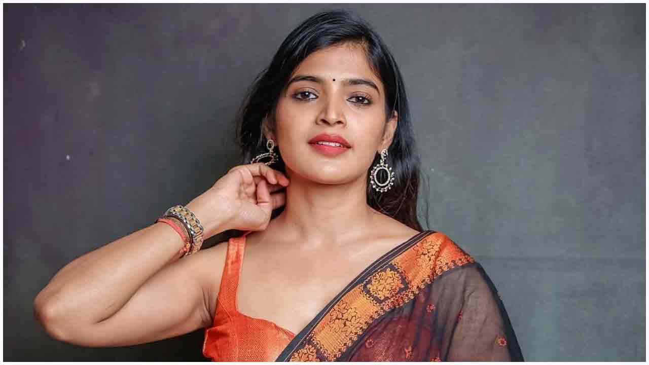 Sanchita Shetty | చీరకట్టులో సంచితా శెట్టి అందాల ట్రీట్..