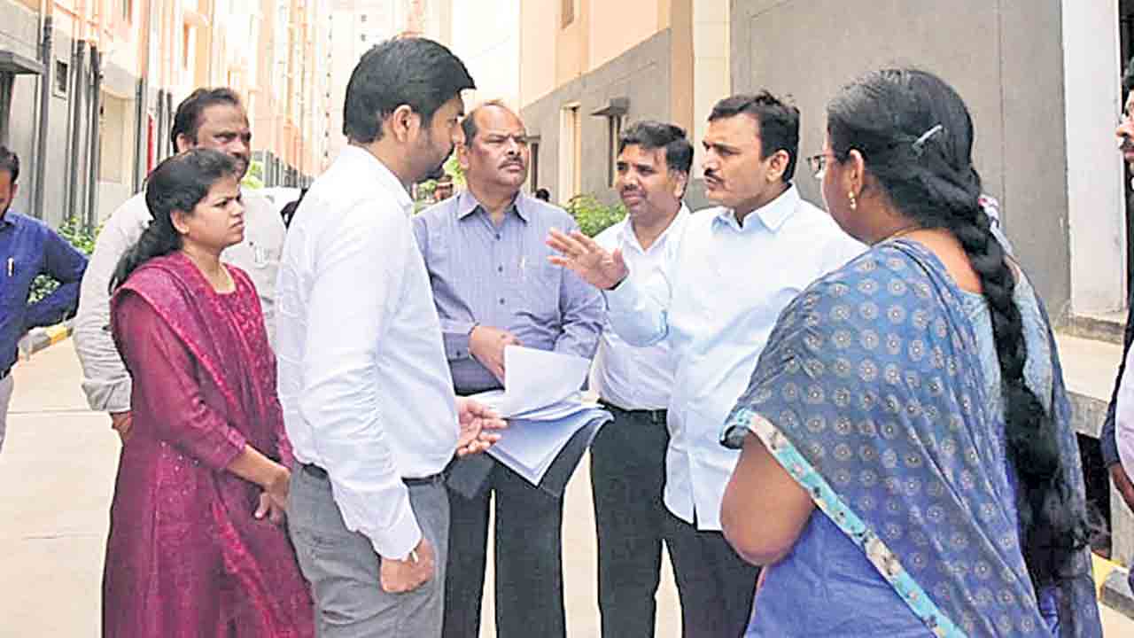 కొల్లూరులో కోలాహలం