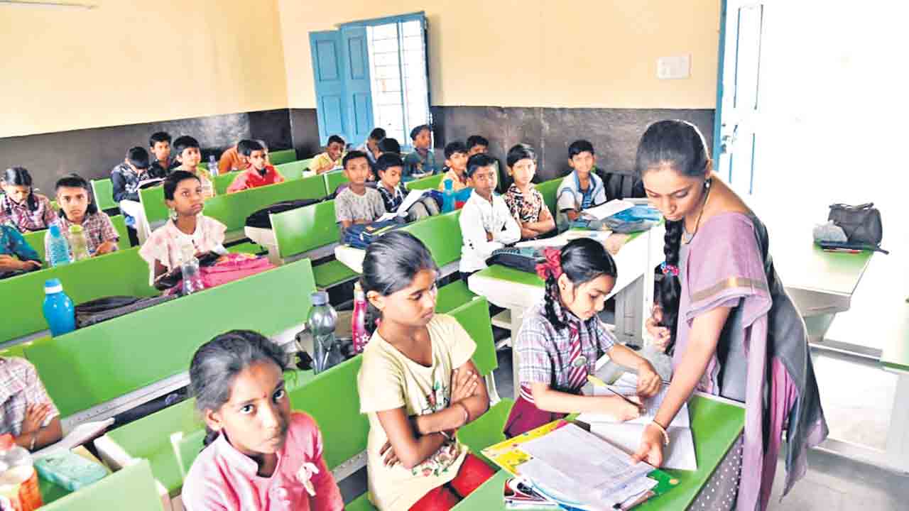 571 టీచర్‌ కొలువులు