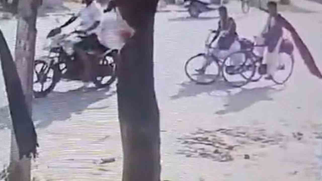Watch: సైకిల్‌పై వెళ్తుండగా చున్నీ లాగిన ఆకతాయి.. బైక్‌ కింద పడి ఇంటర్‌ విద్యార్థిని దుర్మరణం