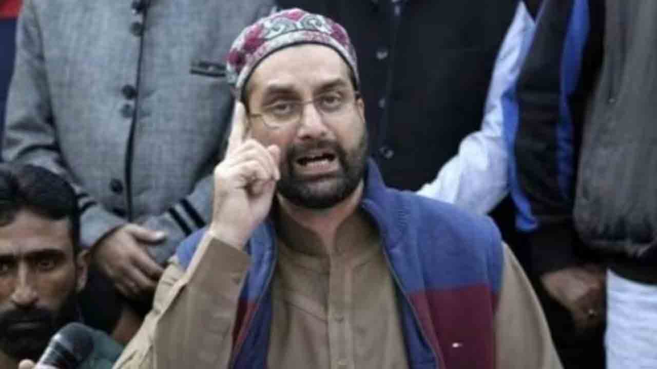 Mirwaiz Umar Farooq | వేర్పాటువాది మిర్వాయిజ్ ఉమర్ ఫరూక్‌కు విముక్తి.. నాలుగేళ్ల గృహ నిర్బంధం   నుంచి విడుదల