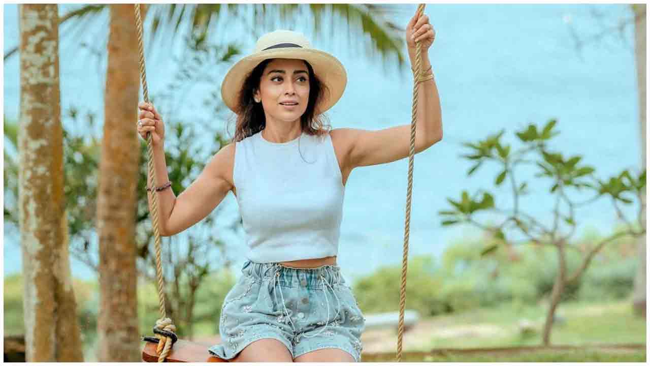 Shriya Saran | మినీ నిక్కర్‌లో ఎంజాయ్ చేస్తున్న శ్రియా శరన్..