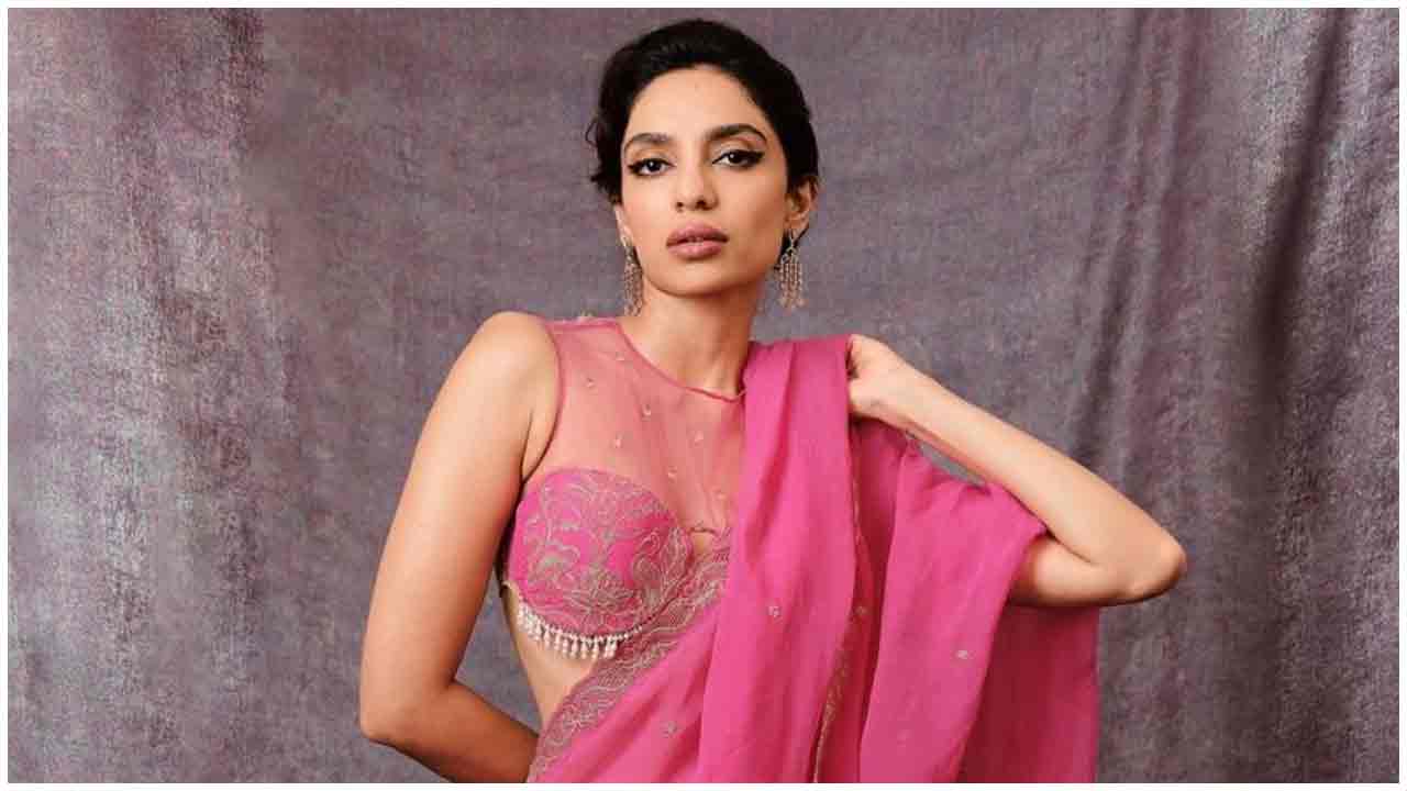 Sobhita Dhulipala | గులాబీ చీరలో గుబాళిస్తున్న శోభితా ధూళిపాళ..