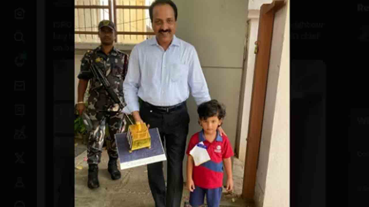 ISRO Chief Somanath | ఇస్రో ఛైర్మన్‌ సోమనాథ్‌కు అరుదైన బహుమతి.. విక్రమ్‌ ల్యాండర్‌ మోడల్‌ను   గిఫ్ట్‌గా ఇచ్చిన బాలుడు