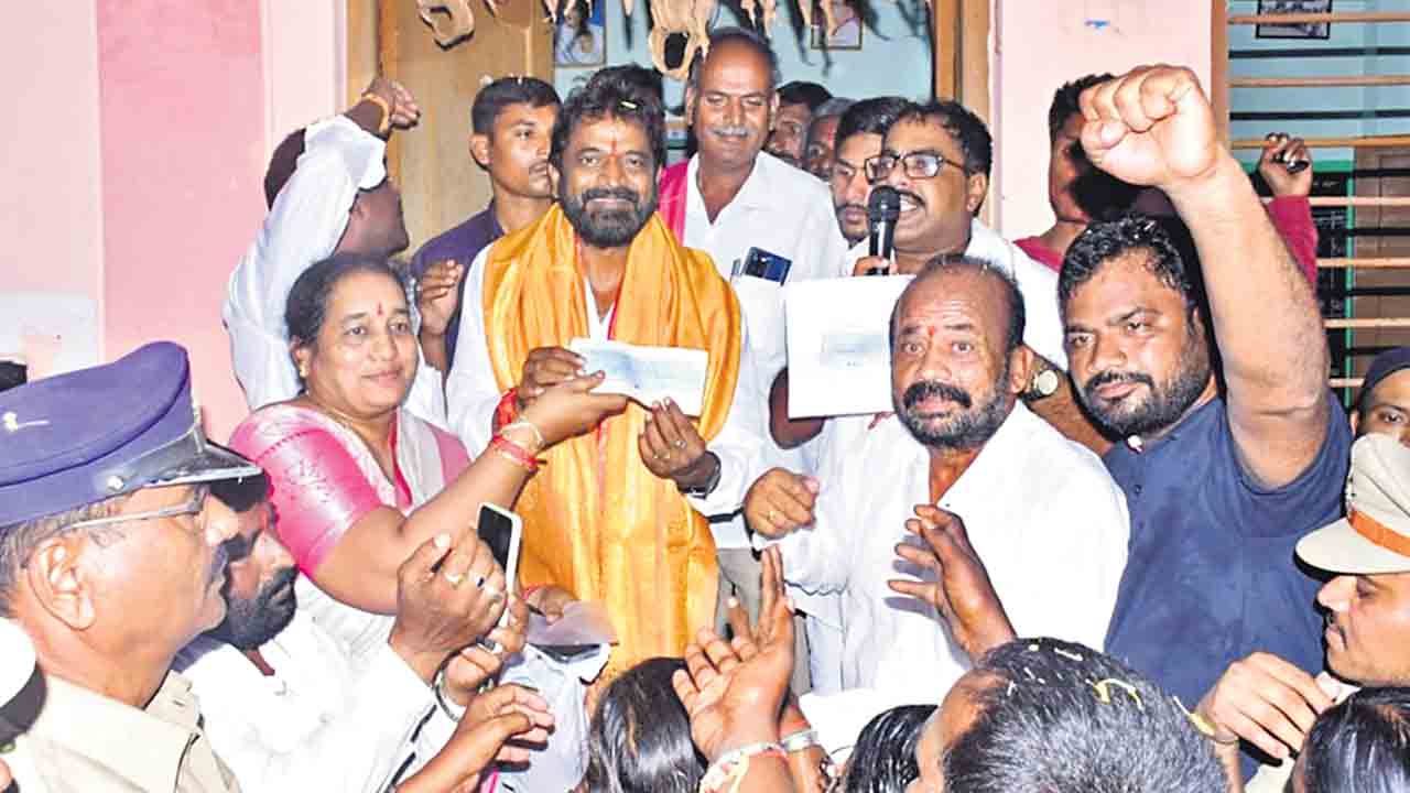 చెక్కు అందజేసిన మాజీ జెడ్పీటీసీ సభ్యుడు నరేందర్‌ దంపతులు