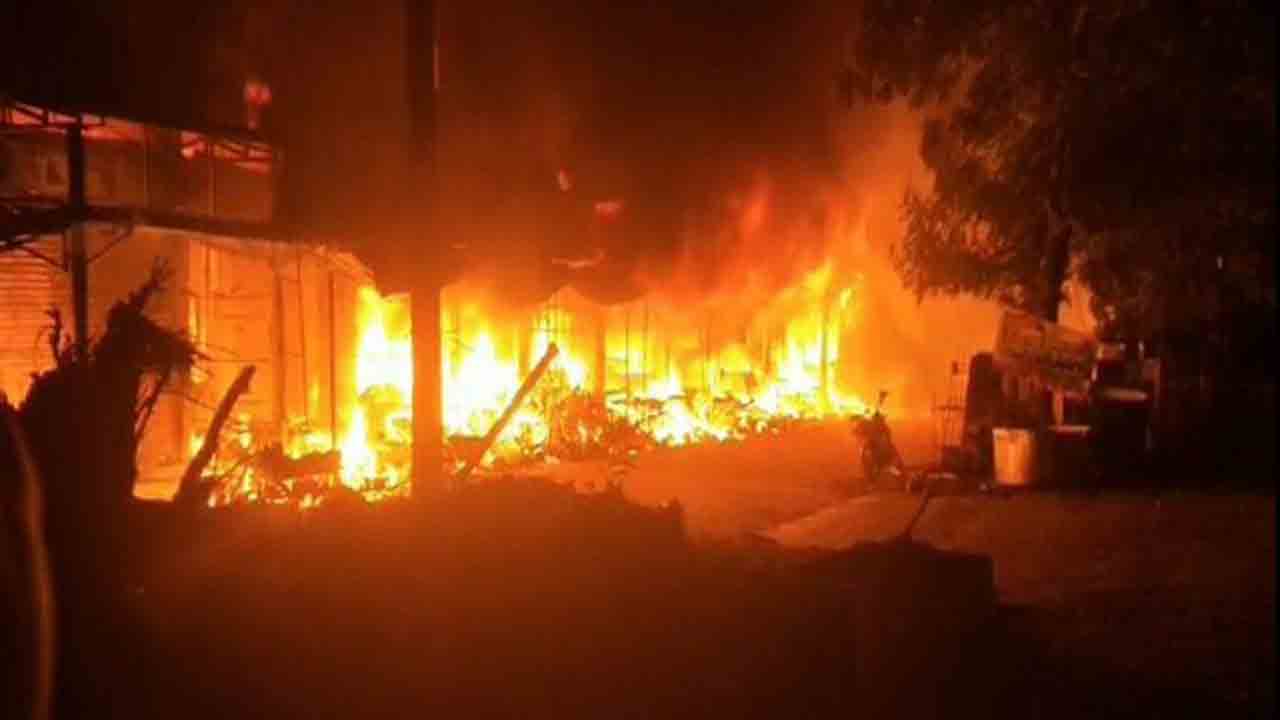 షార్ట్‌సర్క్యూట్‌తో శ్రీశైలంలో అగ్నిప్రమాదం