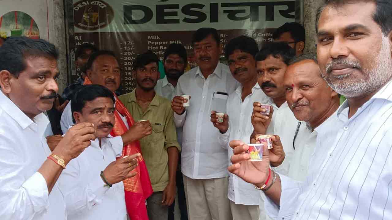 ‘దళితబంధు’ టీ తాగిన బండా ప్రకాశ్‌