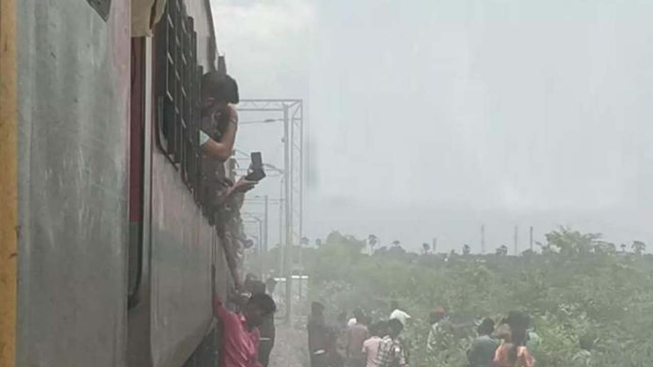 East Coast Express | ఈస్ట్‌కోస్ట్‌ రైలులో పొగలు.. వారంలో రెండోసారి..!