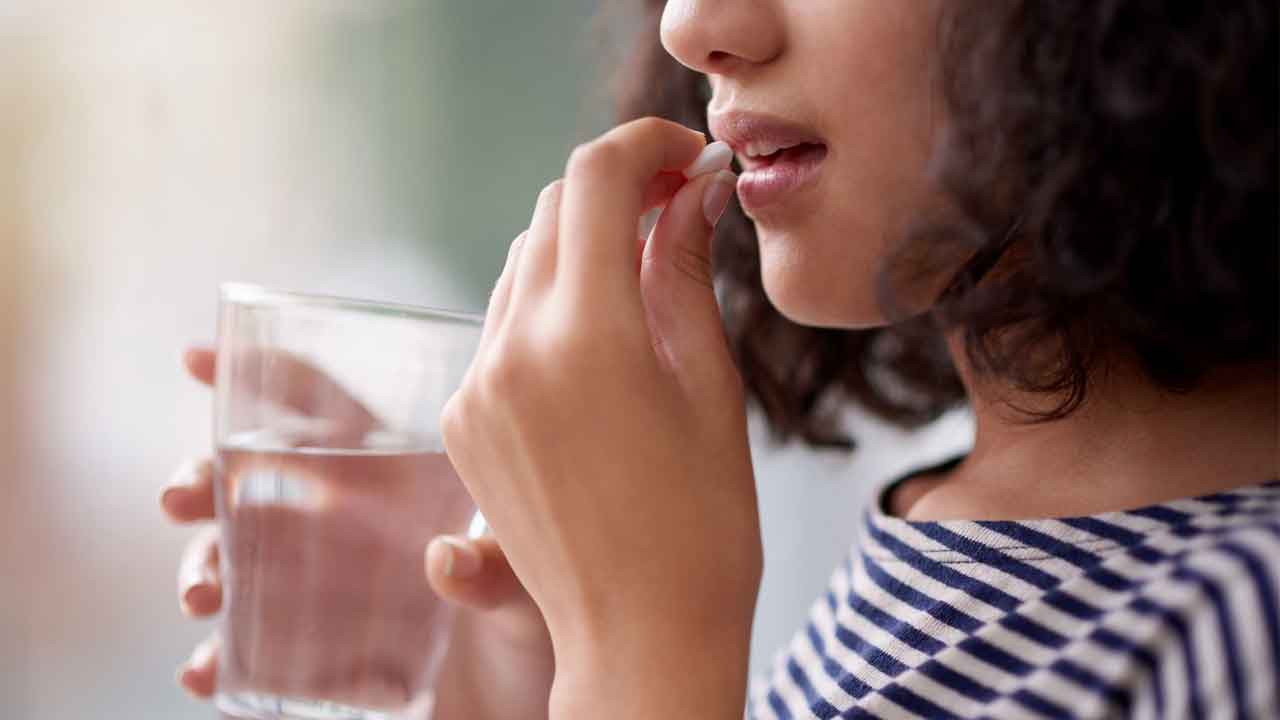 Paracetamol tablets |  జ్వరం, నొప్పికి పారాసెటమాల్‌ వేసుకోవడం మంచిదేనా? డాక్టర్ల సిఫారసు లేకుండా వేసుకోవచ్చా?