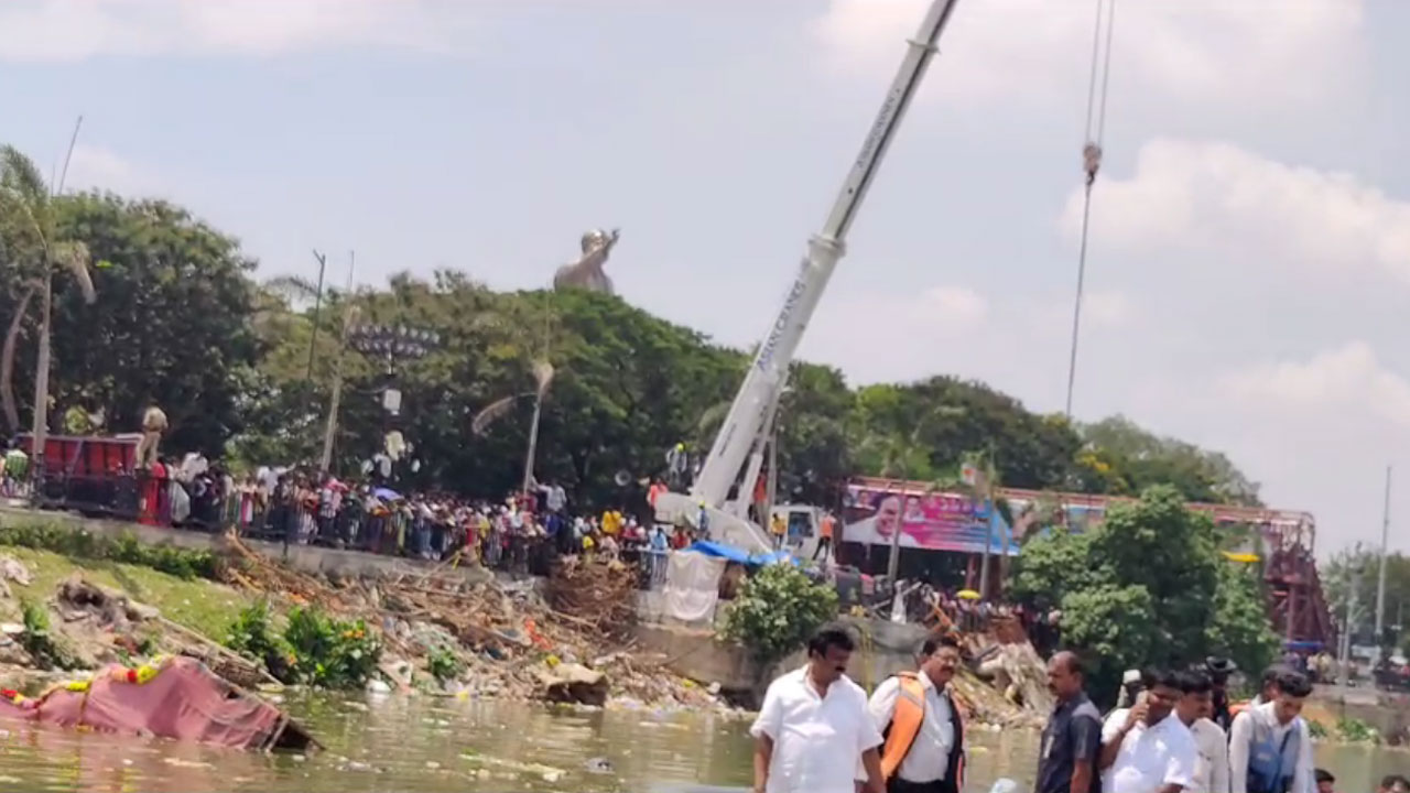 Minister Talasani Srinivas Yadav | హుస్సేన్సాగర్లో నిమజ్జనం ఏర్పాట్లను పరిశీలించిన మంత్రి తలసాని