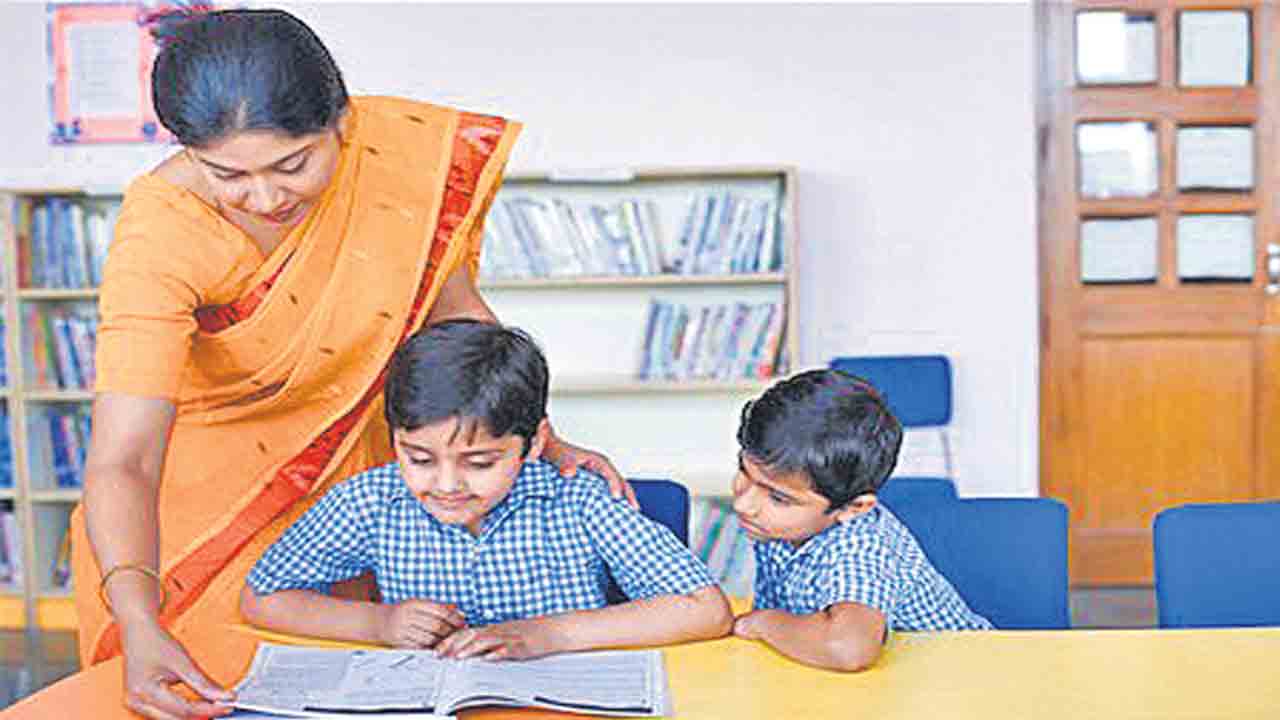 సమాజానికి టీచర్‌ వెన్నెముక