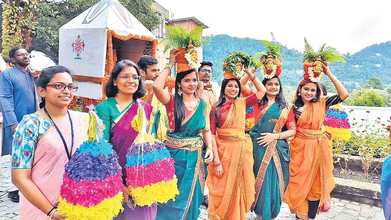 ఉత్తరాఖండ్‌ కొండల్లో ప్రతిధ్వనించిన తెలంగాణ సంస్కృతి