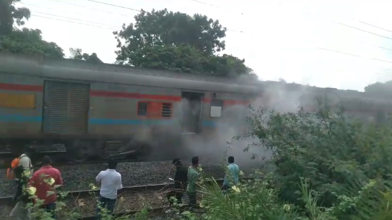 East Coast Express | మహబూబ్‌నగర్‌ వద్ద ఈస్ట్‌కోస్ట్‌ ఎక్స్‌ప్రెస్‌ రైలులో పొగలు.. పరుగులు తీసిన ప్రయాణికులు..!