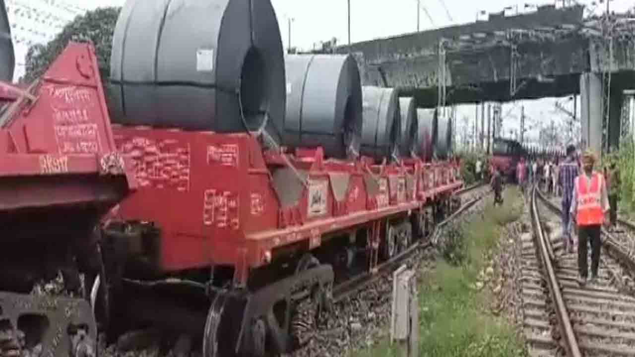 Train derail | గూడ్స్‌ రైలు బోల్తా.. ఇతర రైళ్ల రాకపోకలకు అంతరాయం