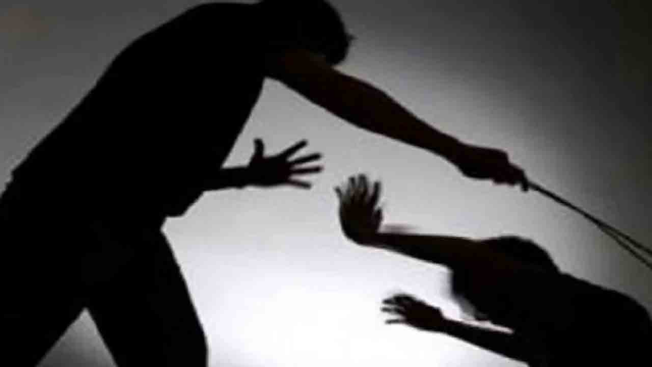 Old Woman Thrashed, Forced To Drink Urine | చేతబడి అనుమానంతో.. వృద్ధురాలిని కొట్టి,   వాతలు పెట్టి, మూత్రం తాగించారు