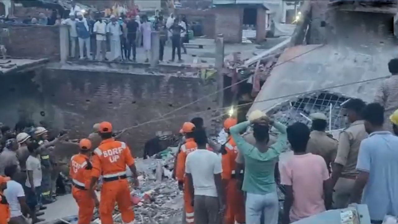 Building Collapse | కుప్పకూలిన మూడంతస్తుల భవనం.. ఇద్దరు మృతి