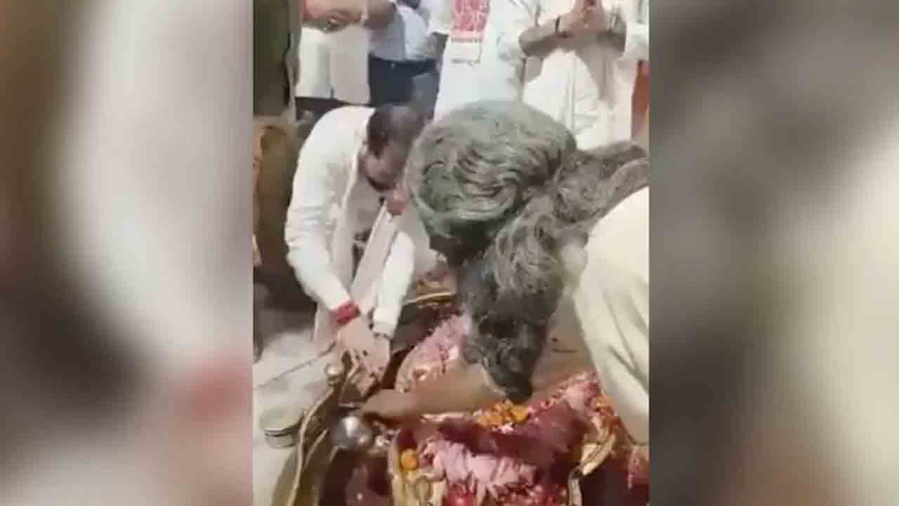UP Minister Wash Hands At Shivling | శివలింగం వద్ద చేతులు కడిగిన బీజేపీ మంత్రి.. విమర్శించిన   ప్రతిపక్షాలు