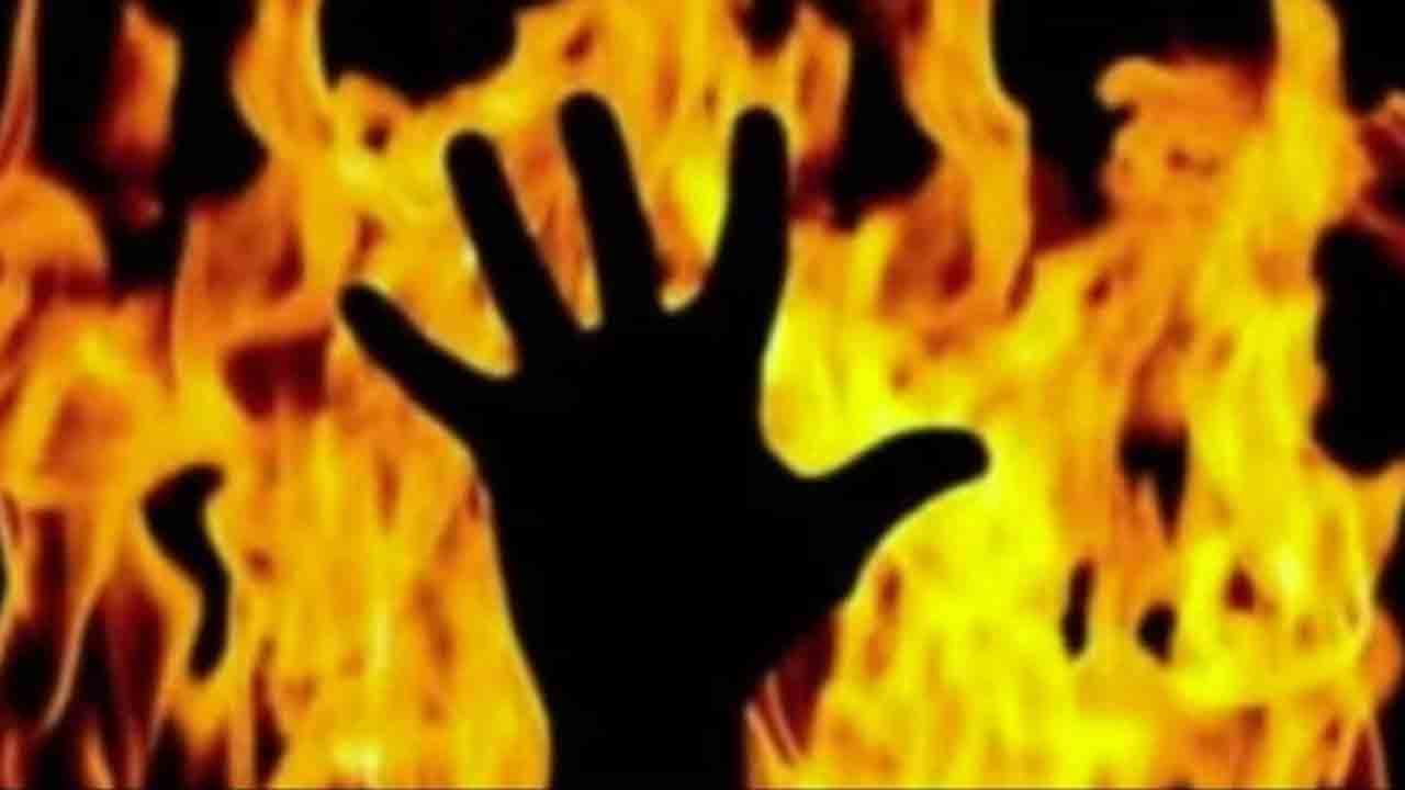 Uttar Pradesh | దారుణం.. పెళ్లికి ముందే గర్భం దాల్చిందని యువతిపై పెట్రోల్‌ పోసి నిప్పంటించారు