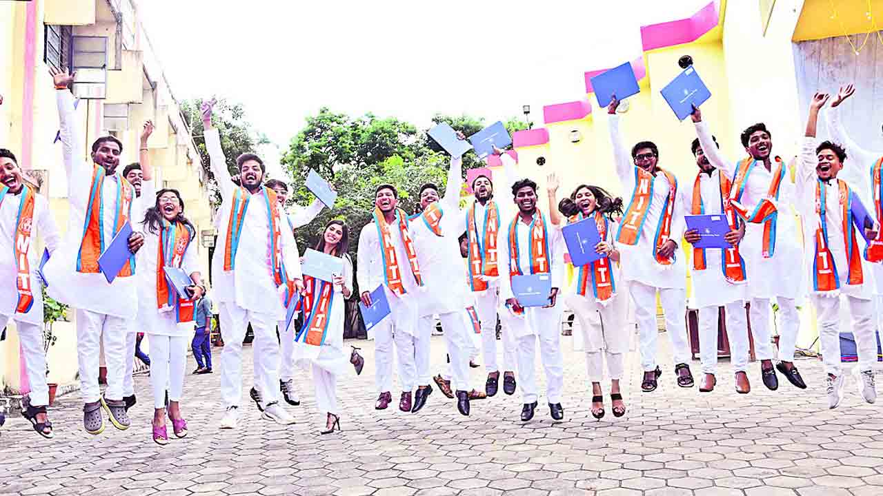 స్నాతకోత్సవం అదిరెను సంబురం