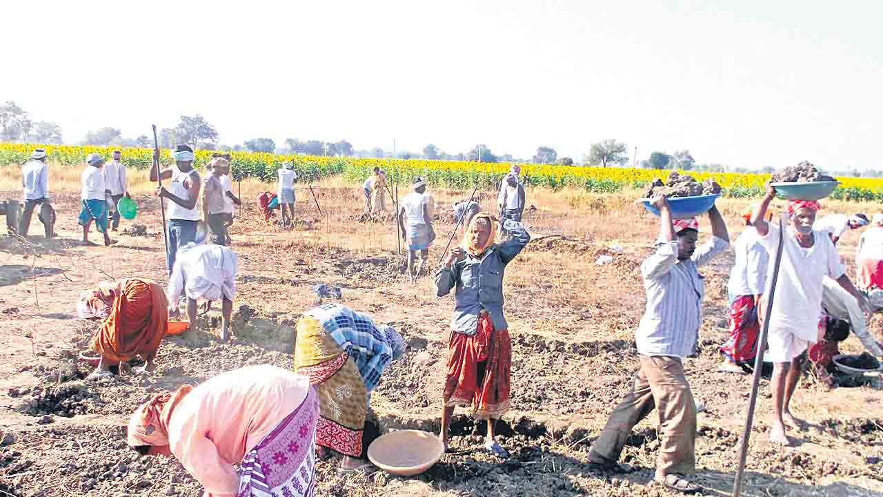 పేదలకు ఉపాధి దూరం