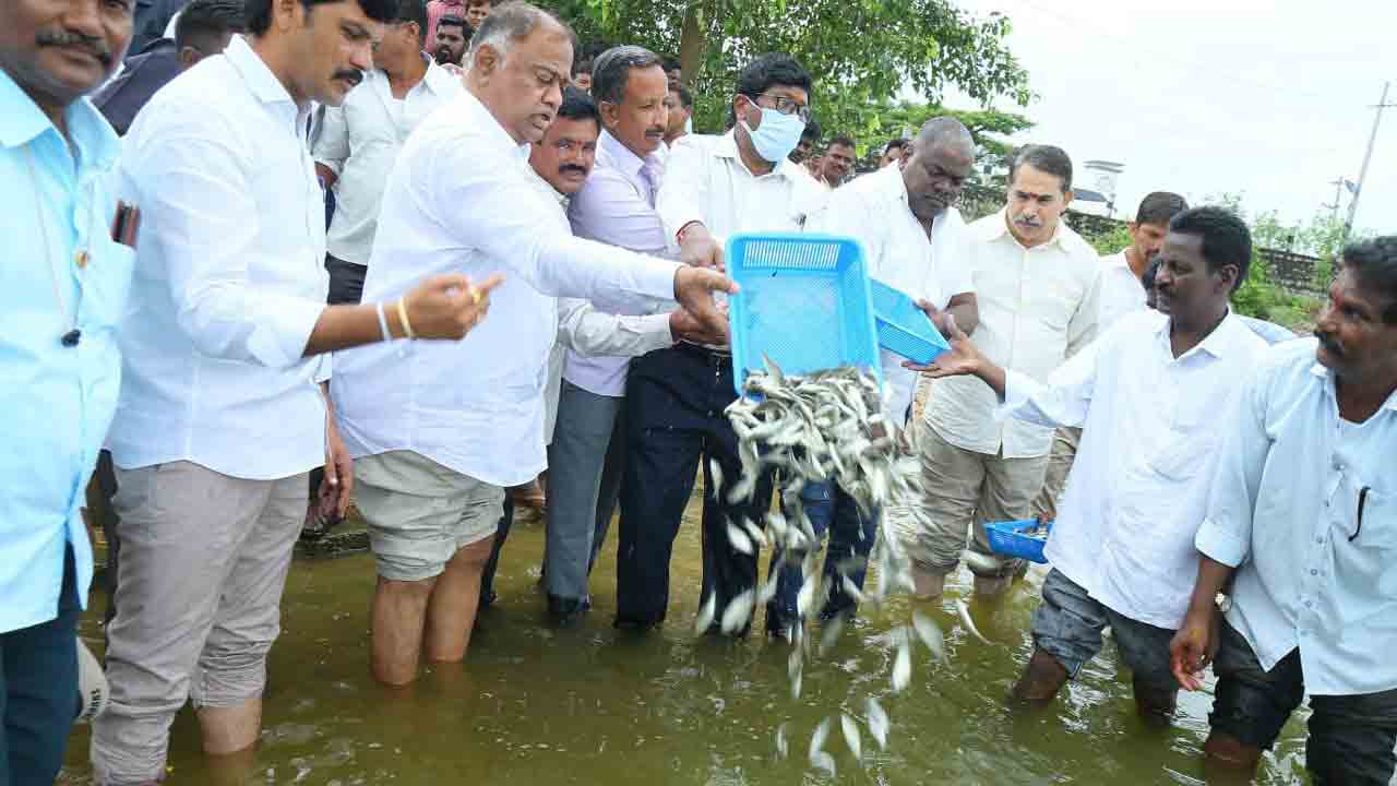 మత్స్యకారుల సంక్షేమానికి పెద్దపీట
