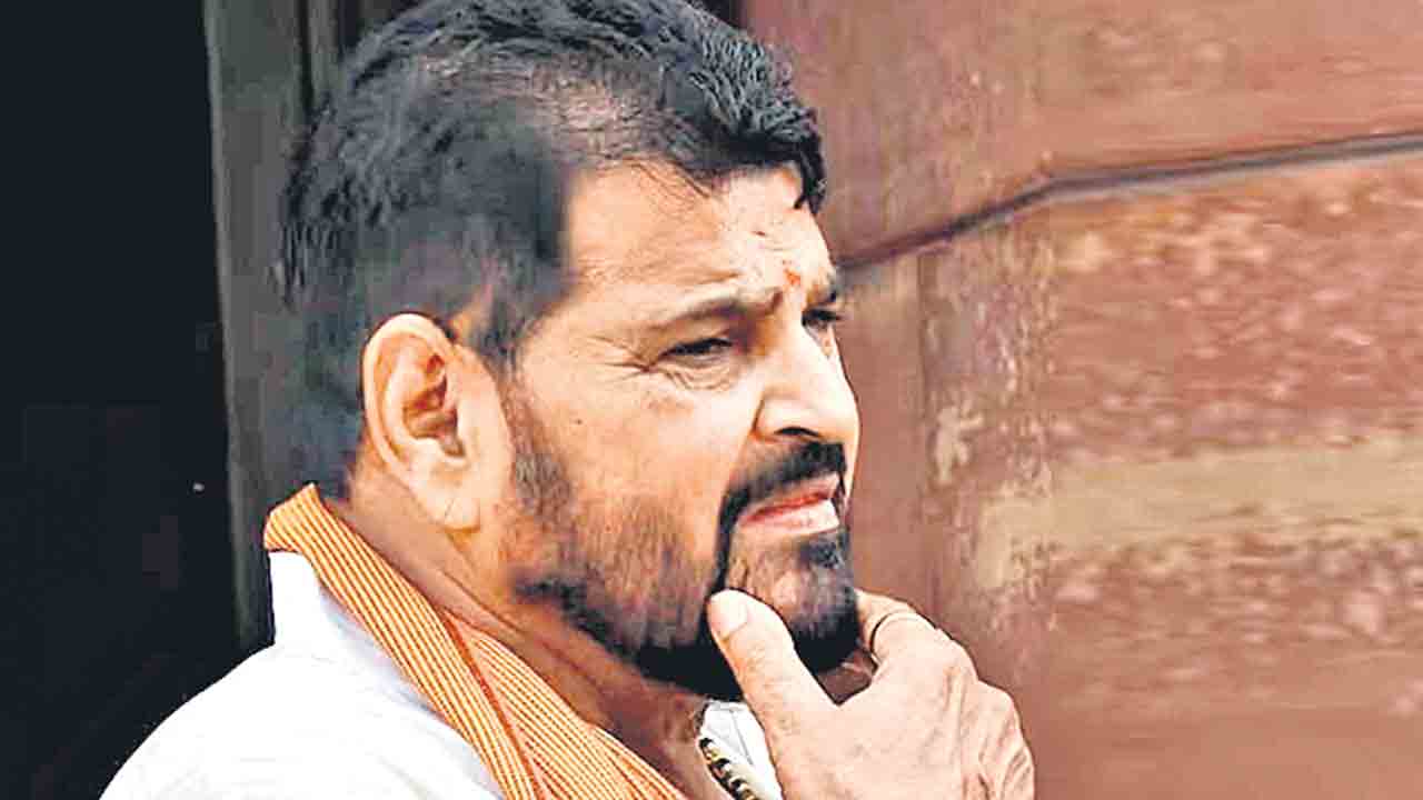 Brij Bhushan |  అవకాశం దొరికిన ప్రతిసారీ మహిళా రెజ్లర్లపై బీజేపీ ఎంపీ బ్రిజ్‌ లైంగిక వేధింపులు