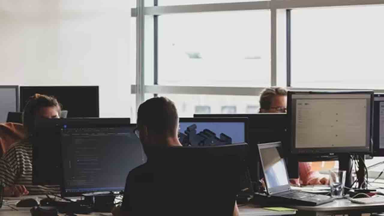 యూఎస్‌లో పడిపోయిన టెక్‌ ఉద్యోగుల వేతనాలు