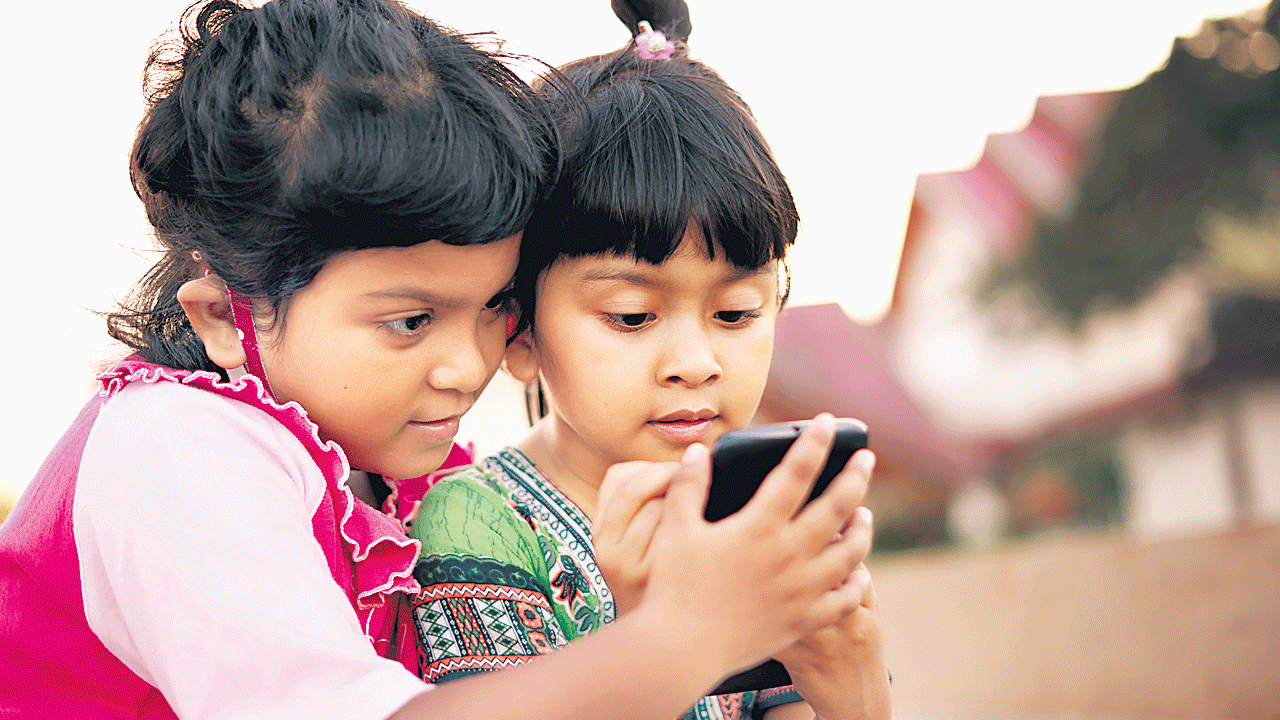 Smartphones |  ఫోన్లకు అతుక్కుపోతున్న పిల్లలు.. రోజులో సగం సమయం స్మార్ట్‌ఫోన్లలోనే