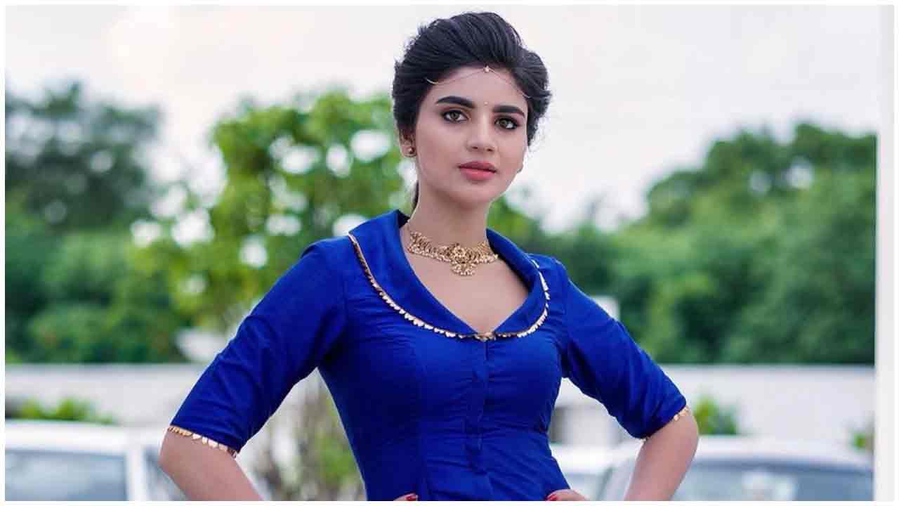 Varsha | బ్లూ కలర్ డ్రెస్‌లో అదరగొట్టిన వర్ష..
