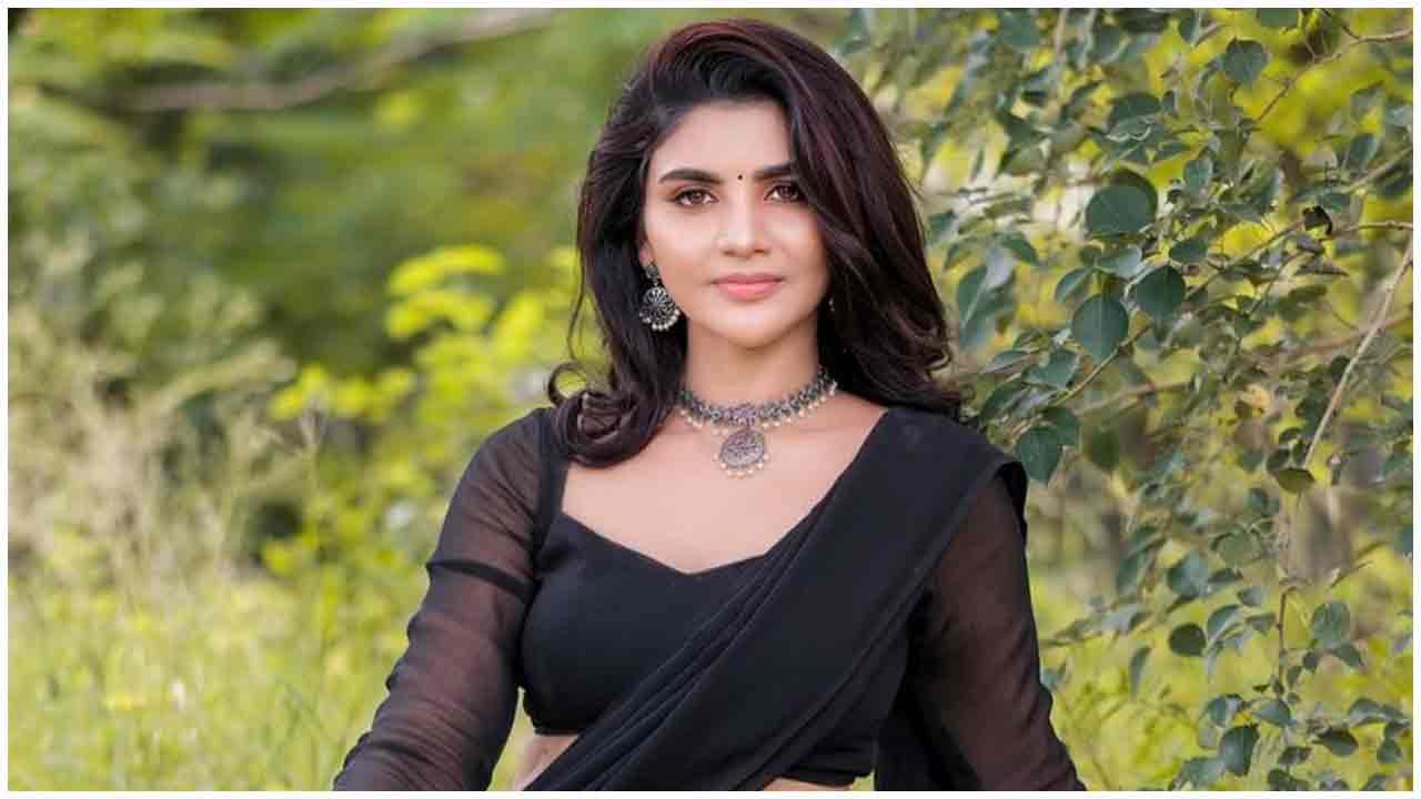 Varsha | బ్లాక్ కలర్ హాఫ్ శారీలో అదరగొట్టిన వర్ష..