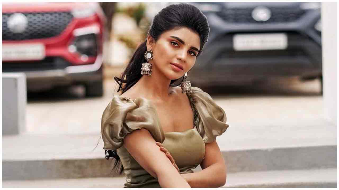 Varsha | జబర్దస్త్ పోజులతో కైపెక్కిస్తున్న వర్ష..