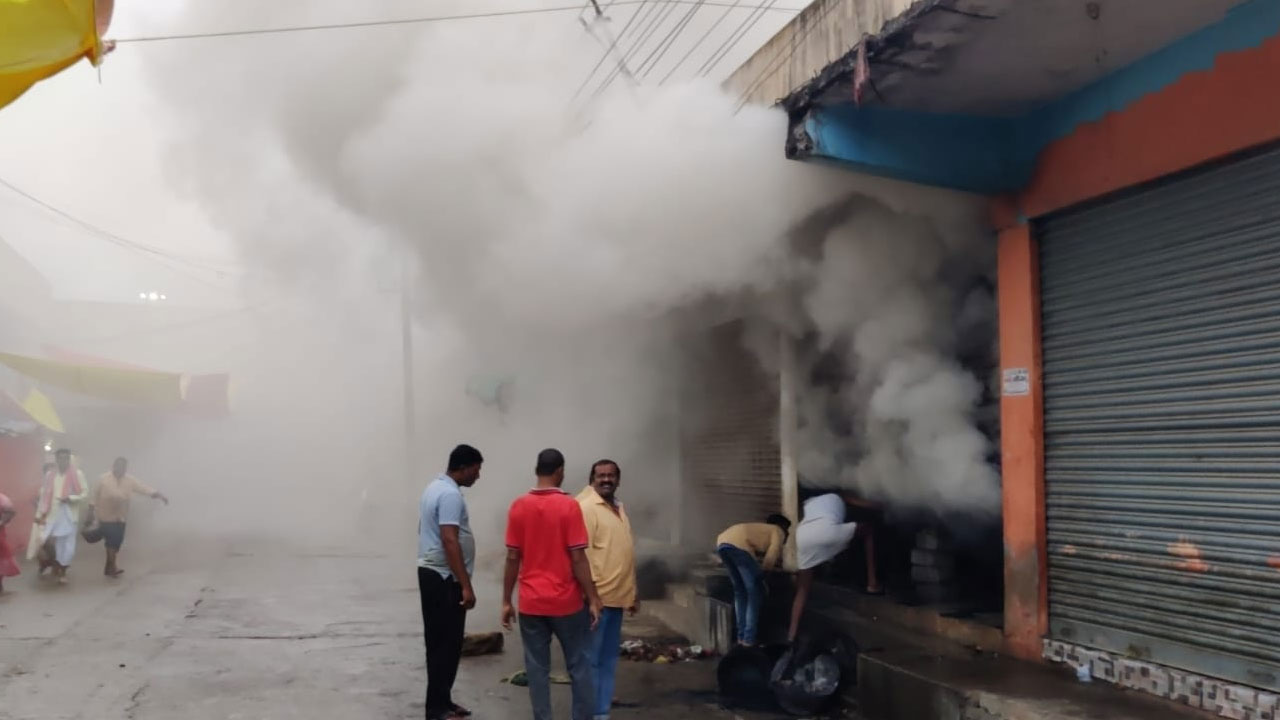Vemulawada | వేములవాడ జాతర గ్రౌండ్లో అగ్నిప్రమాదం.. దట్టంగా కమ్ముకున్న పొగలు