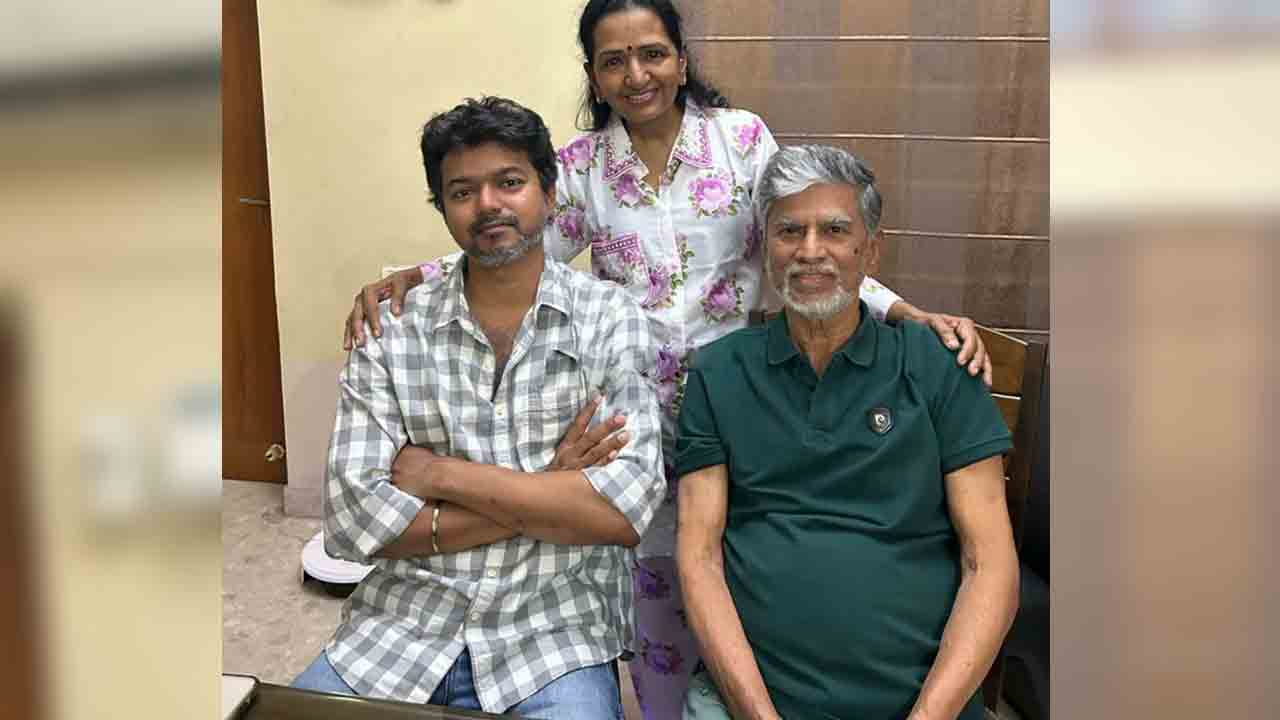 Vijay | అమ్మానాన్నతో దళపతి విజయ్‌.. పుకార్లపై క్లారిటీ