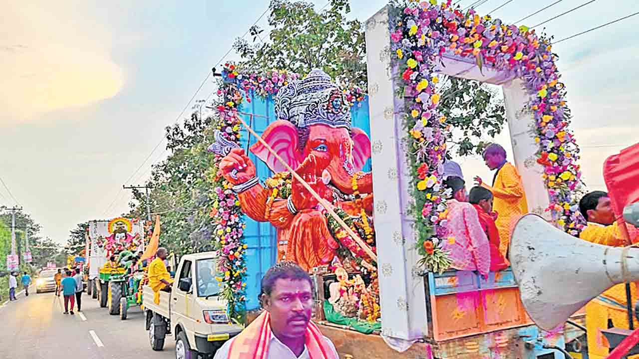 గంగమ్మ ఒడికి గణనాథులు