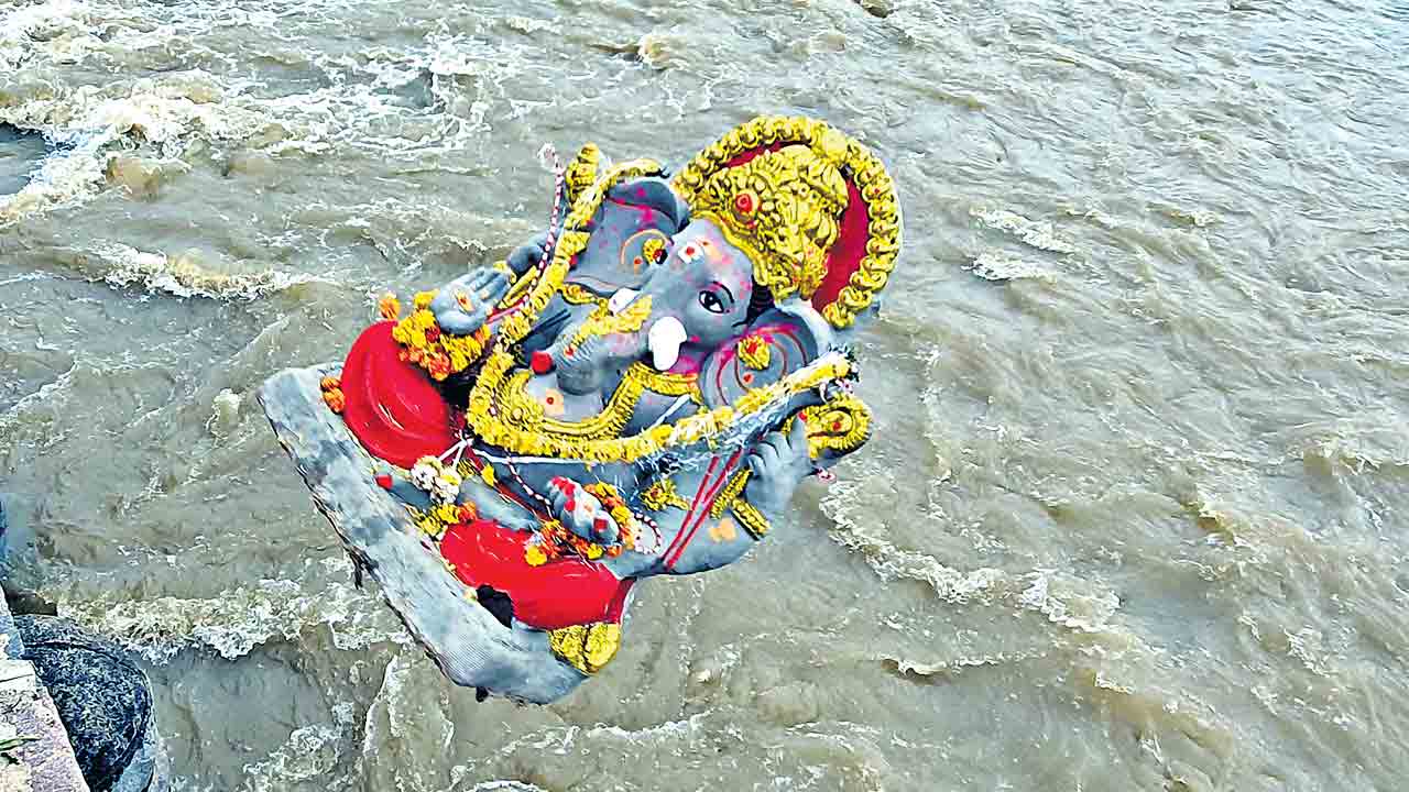 గంగమ్మ ఒడిలోకి..గౌరీ తనయుడు