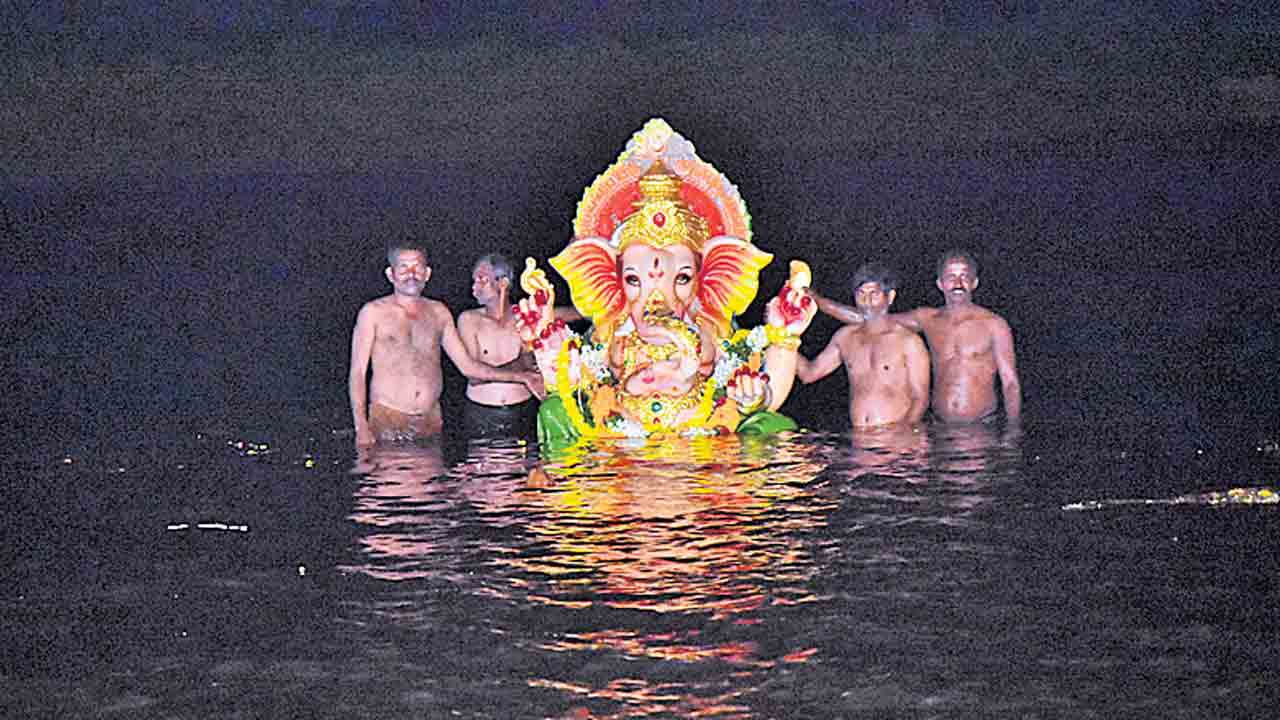 ఆశీస్సులిచ్చే.. అమ్మ ఒడికేగే