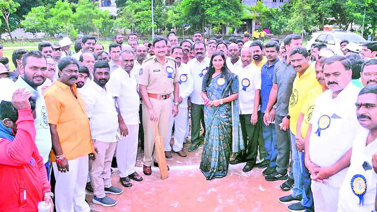 వ్యాపారులు ఆర్థికంగా ఎదగాలి