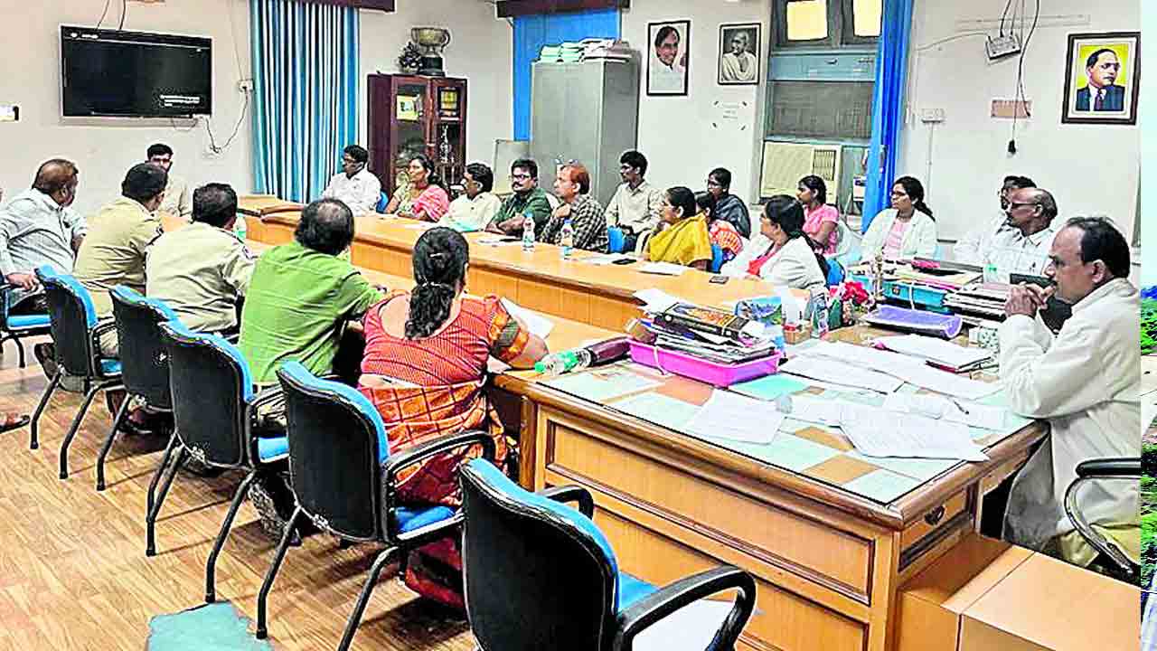 ఏడుగురు కేఎంసీ విద్యార్థుల సస్పెన్షన్‌