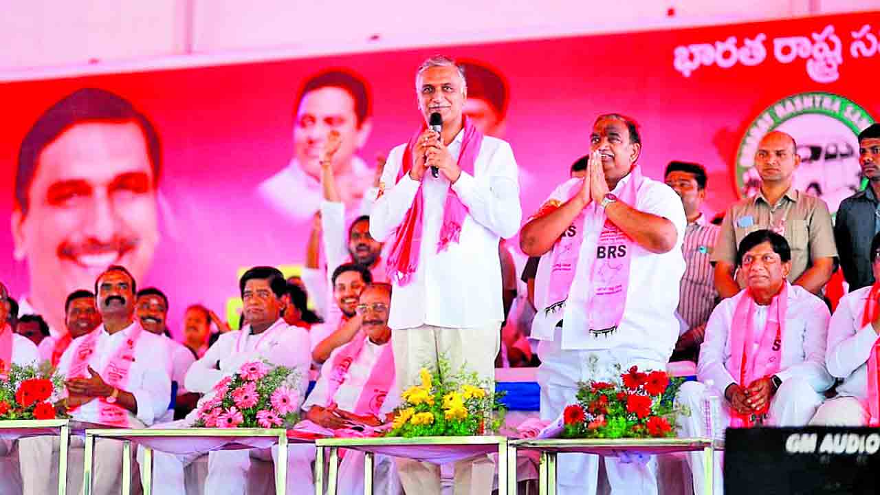 అబద్ధాలు, అభివృద్ధి మధ్యే పోటీ