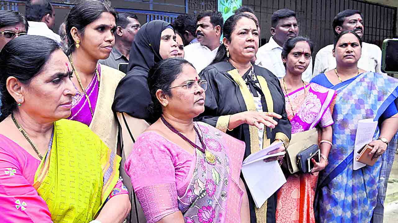 బీజేపీ కార్పొరేటర్ల వీరంగం